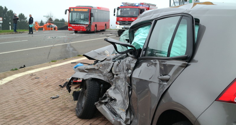 Nieste: Bus kollidiert mit Pkw – Acht zum Teil schwer verletzt