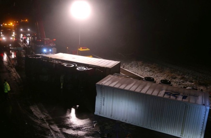 A7: LKW-Unfall – Feuerwehr befreit Fahrer und Beifahrer aus Führerhaus