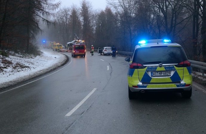 LKW-Anhänger geriet in den Gegenverkehr – Zwei Verletzte