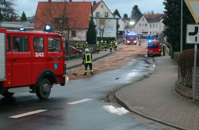 LKW reißt sich Tank an Gartenzaun auf