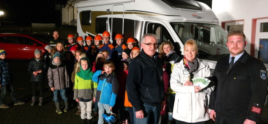 Gewerbebetrieb spendet 550 Euro für die Jugendfeuerwehr