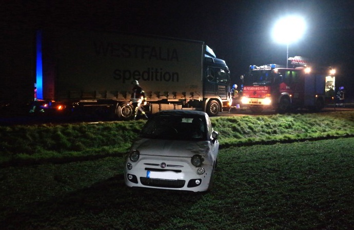 PKW überholt und kollidiert mit LKW – Frau leicht verletzt
