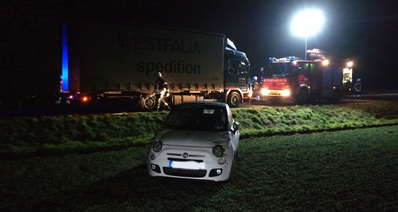 PKW überholt und kollidiert mit LKW – Frau leicht verletzt