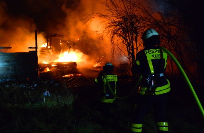 Harleshausen: Gartenhütte stand in Vollbrand