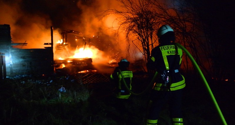 Harleshausen: Gartenhütte stand in Vollbrand