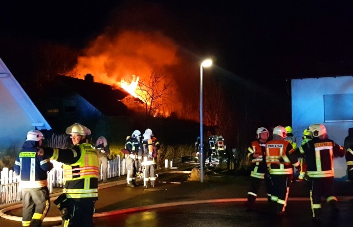 Brand in der Silvesternacht – Drei Feuerwehrleute verletzt