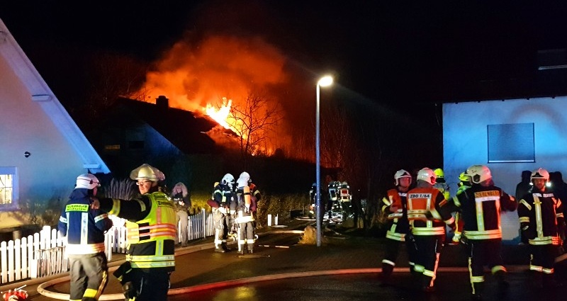 Brand in der Silvesternacht – Drei Feuerwehrleute verletzt