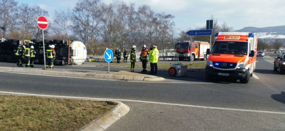 LKW Unfall – Silozug mit Rapsöl kippt in Auffahrt um
