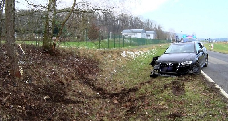 PKW ohne Zulassung – 55-Jähriger bei Alleinunfall schwer verletzt