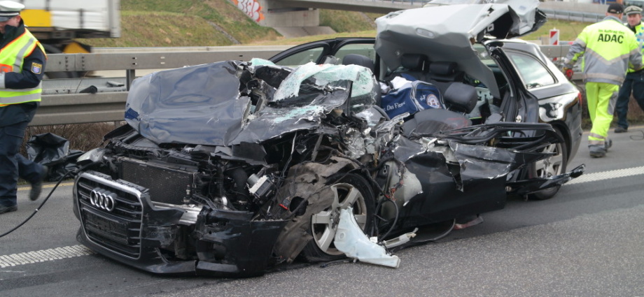 A7: PKW unter LKW – Fahrer lebensbedrohlich verletzt