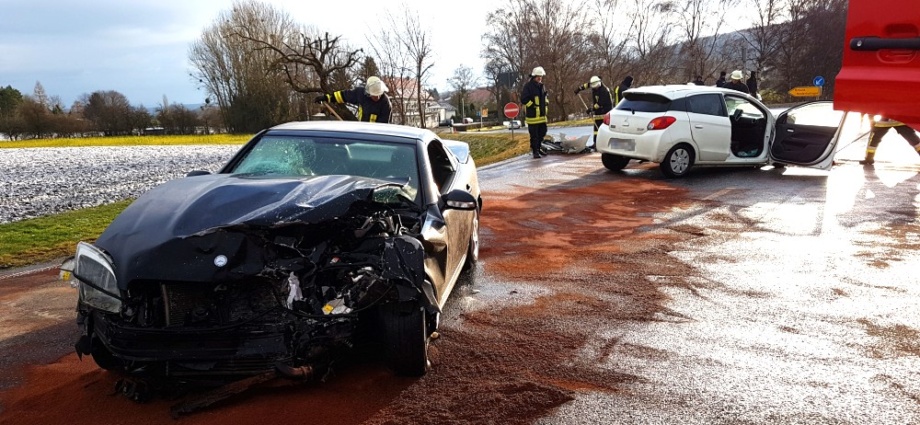 Niederlistingen: Drei Verletzte nach Unfall auf B7