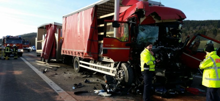Schwerer LKW Unfall auf der A44 – Fahrer massiv eingeklemmt