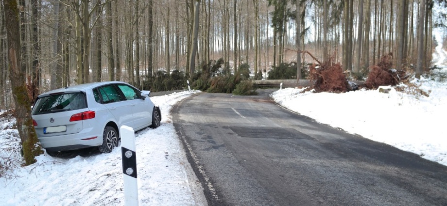 Winter-Comeback: Sturm in Nordhessen – Personen zwischen Bäumen eingeschlossen