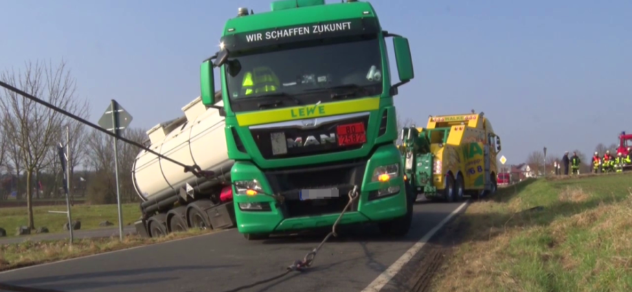 Gefahrgut-Lkw festgefahren
