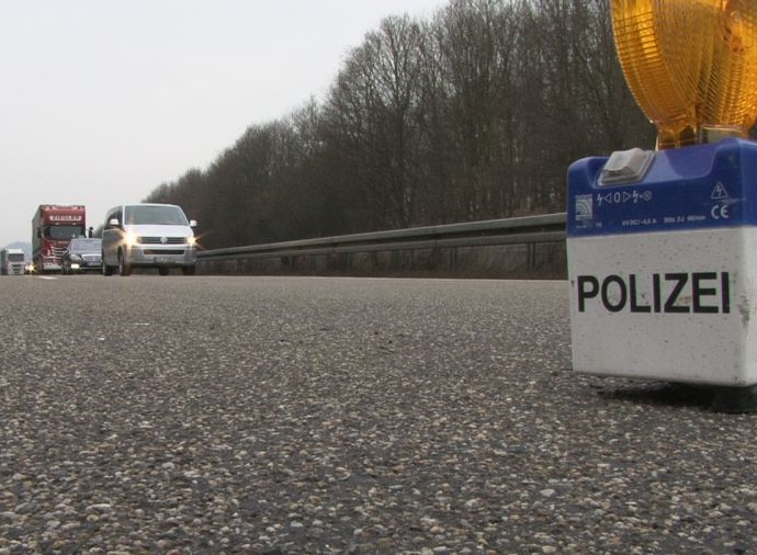 A44: LKW Auffahrunfall am Stauende – Vollsperrung