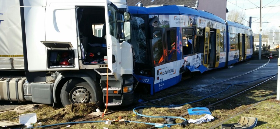 Schwerer Unfall mit Straßenbahn und LKW in Kassel