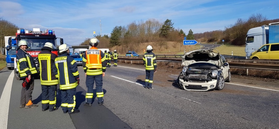 Gaffer-Unfall auf A44 – Vollsperrung beide Fahrtrichtungen
