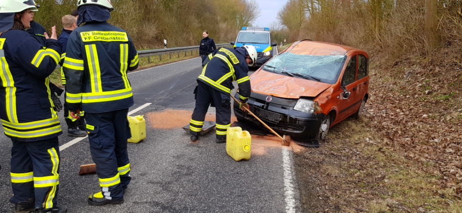 Alleinunfall bei Grebenstein – Fahrerin leicht verletzt