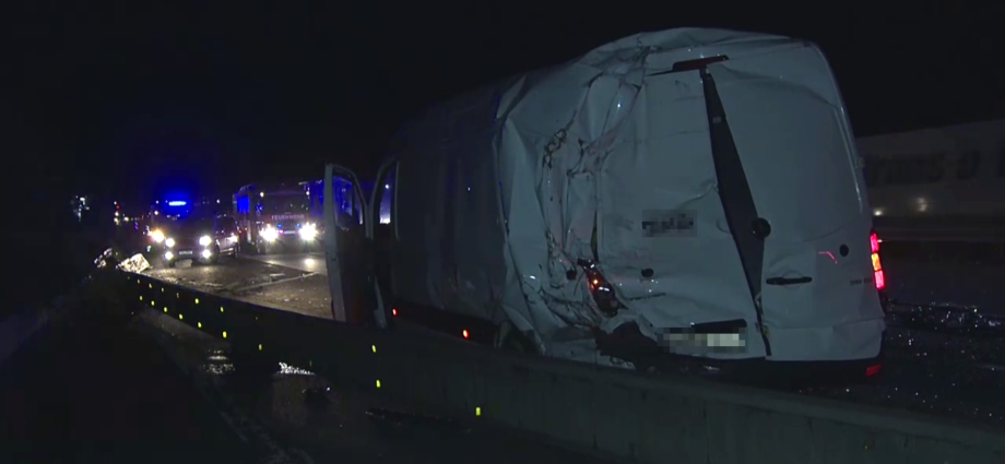 LKW kracht in Sprinter auf A7