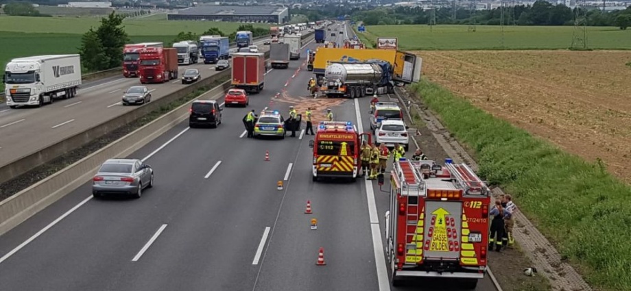 Schwerer LKW Unfall auf der A7 mit drei LKW