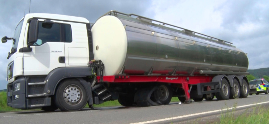 25.000 Liter Milch – Lkw-Anhänger löst sich während der Fahrt
