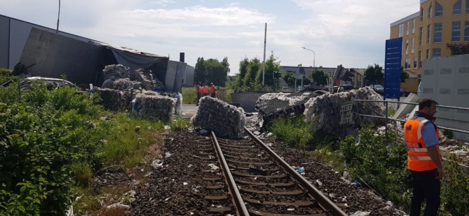 Bahnübergang: Regionalbahn durch LKW-Anhänger