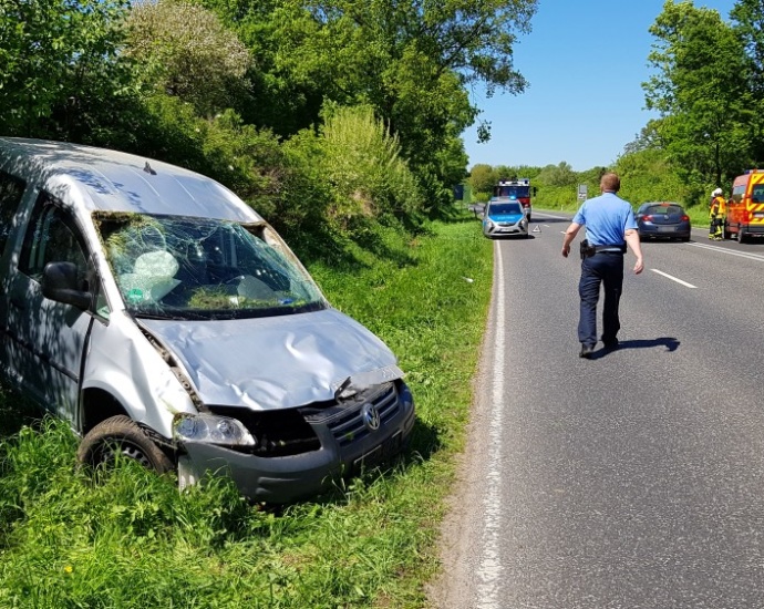 B83: Zwei Leichtverletzte nach Alleinunfall