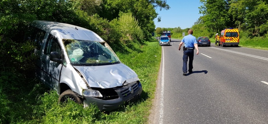 B83: Zwei Leichtverletzte nach Alleinunfall