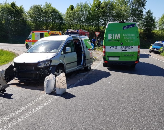 WOH: Unfall auf B251 – Fahrer leicht verletzt