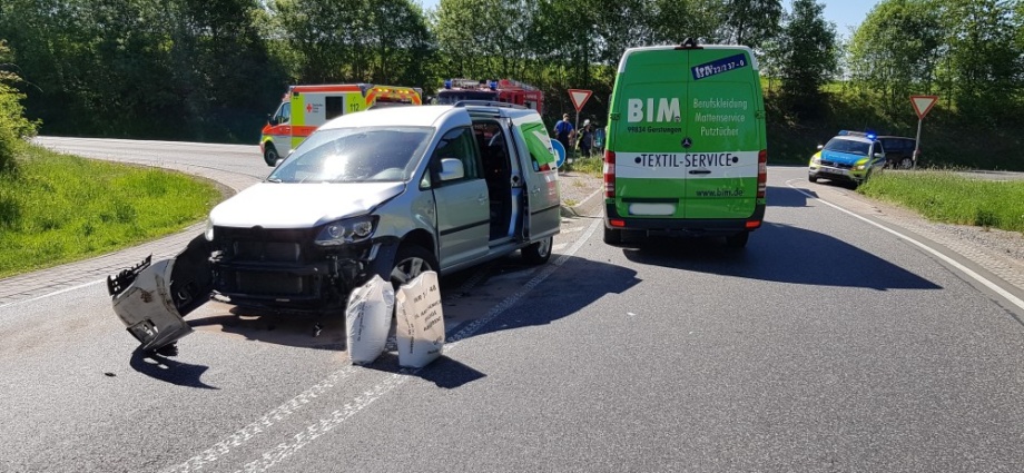 WOH: Unfall auf B251 – Fahrer leicht verletzt