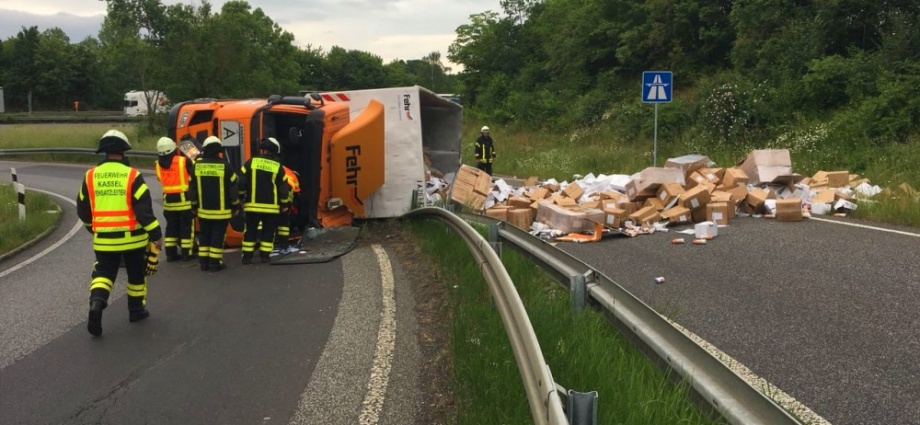 A7: LKW kippt in der Auffahrt um – Fahrer verletzt ins Krankenhaus