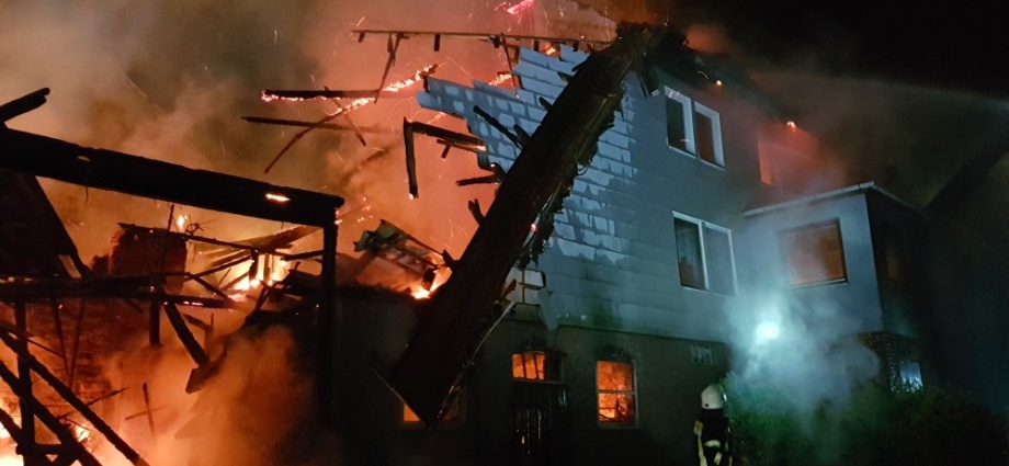 Scheune und Wohnhaus im Vollbrand