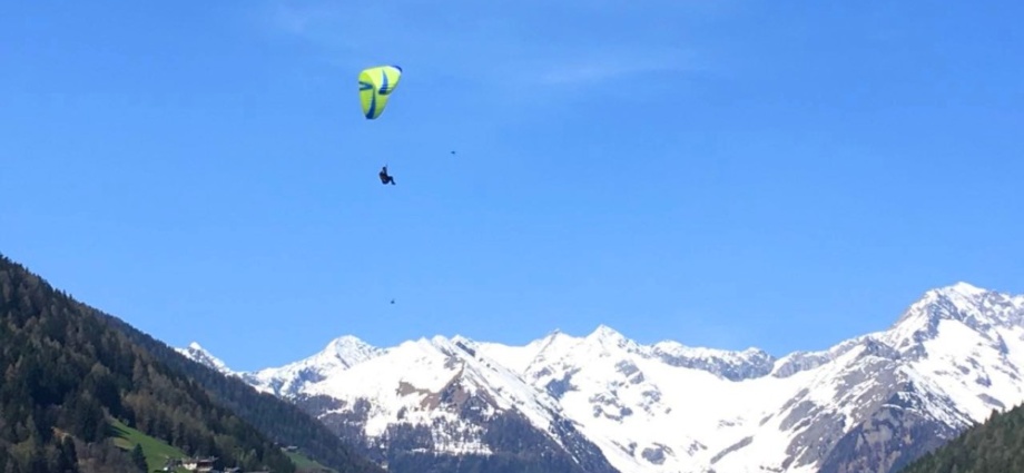 Mit dem Gleitschirm in den Bergen von Südtirol