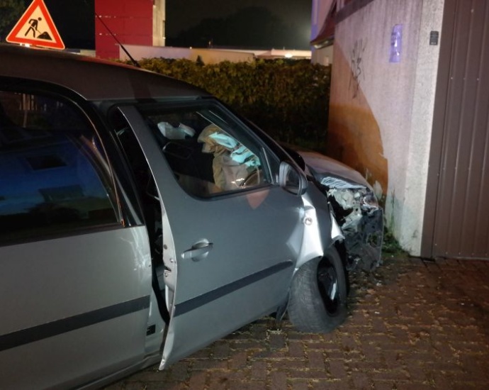Betrunken mit PKW gegen Garage gefahren