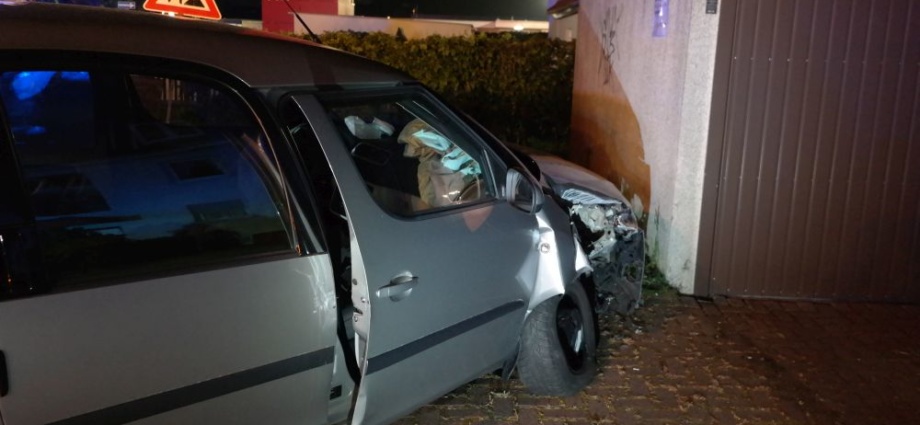 Betrunken mit PKW gegen Garage gefahren