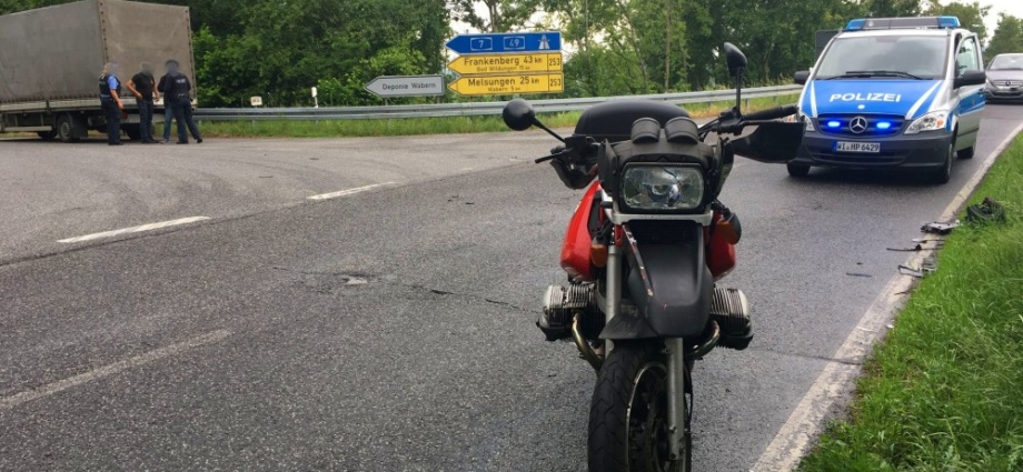 Zusammenstoß mit Transporter – Motorradfahrer verletzt ins Krankenhaus