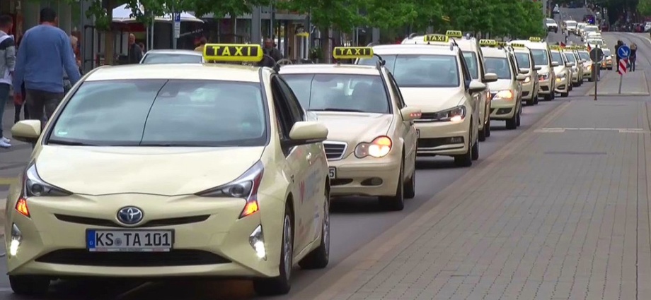 Protest gegen Minicars – Taxikonvoi in der Innenstadt