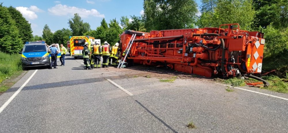 LKW Unfall auf der B251 – Pumpfahrzeug umgekippt