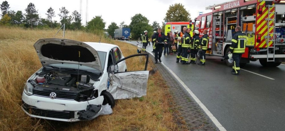 PKW streift LKW – Fahrerin verletzt ins Krankenhaus