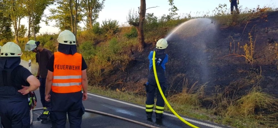 B83 war wegen Böschungsbrand voll gesperrt