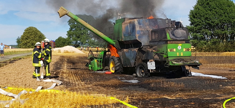 Mähdrescher und 30.000 Quadratmeter Stoppelfeld in Brand bei Udenhausen