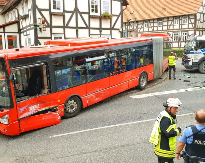LKW kracht in Linienbus – Drei Verletzte (Video)