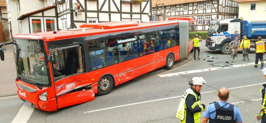 LKW kracht in Linienbus – Drei Verletzte (Video)