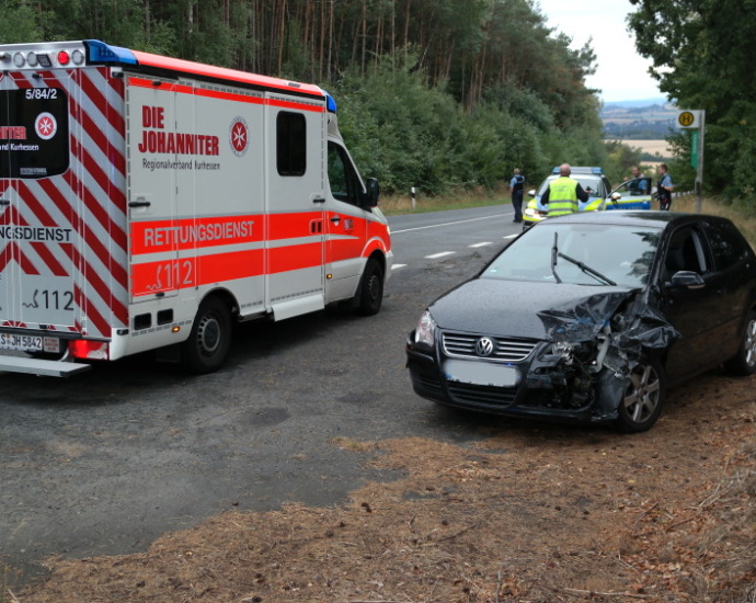Unfall zwischen PKW und Linienbus bei Fuldabrück – Polizei sucht Taxi