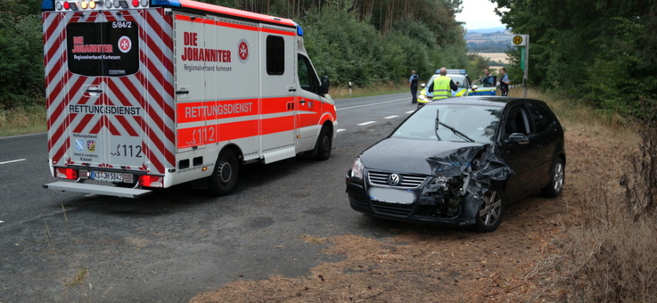 Unfall zwischen PKW und Linienbus bei Fuldabrück – Polizei sucht Taxi