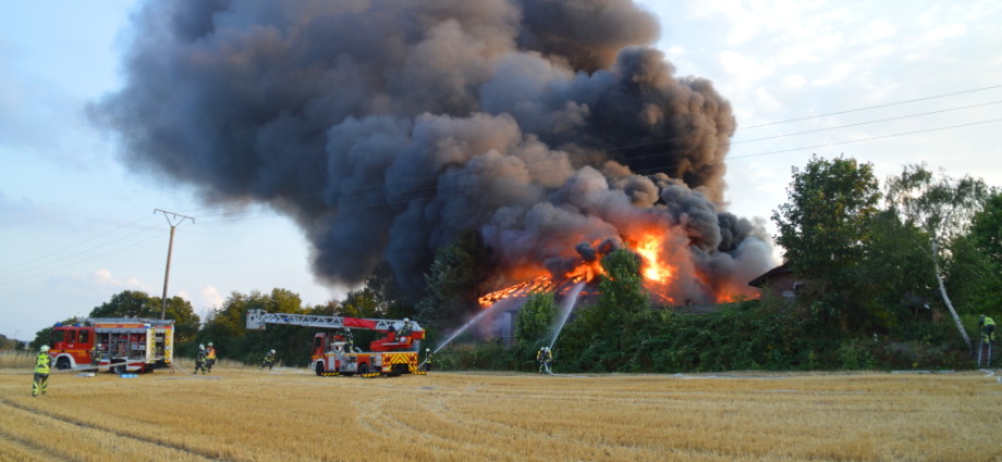 Guntershausen: Gebäude im Vollbrand