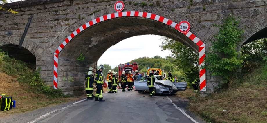 WOH: Unfall bei Altenhasungen – Fahrer verletzt