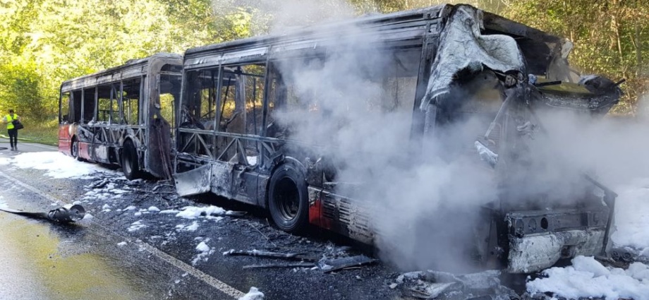 Linienbus geht in Flammen auf – B7 Vollsperrung (Video)
