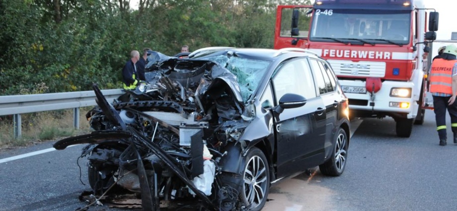 A49: PKW kracht in LKW – Fahrer leicht verletzt
