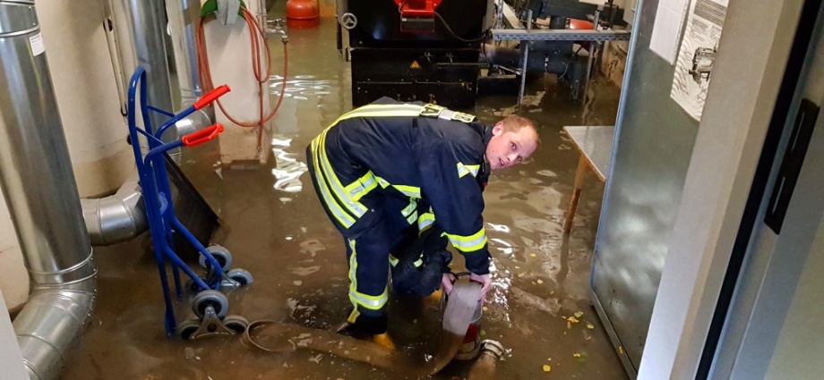 Unwetter über Helsa – Wasser in Grundschule (Video)